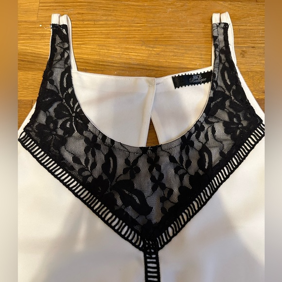 *last chance* Buckle Boutique | Women’s white tank top w/ black lace overlay - Picture 2 of 16